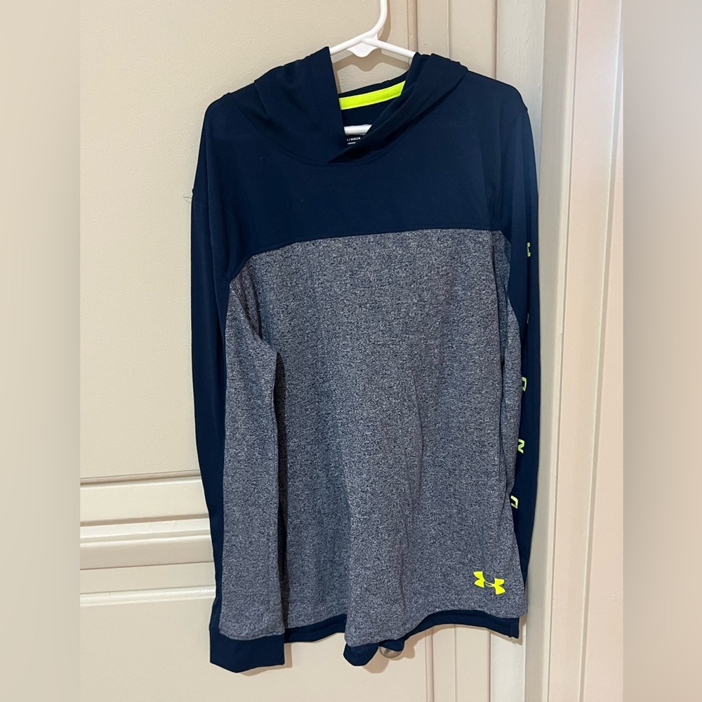 Never worn, no tags Under Armour Hooded Long Sleeve Shirt youth boys large